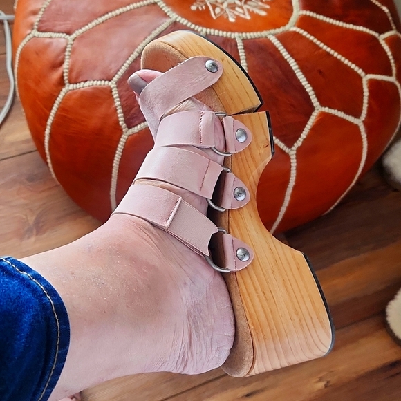 Free People Virgo switchback pink suede strap wood platform leather sandals. - Picture 5 of 10